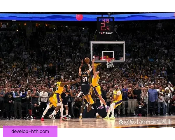 NBA季后赛战况激烈詹姆斯领衔湖人力克勇士书写传奇历史